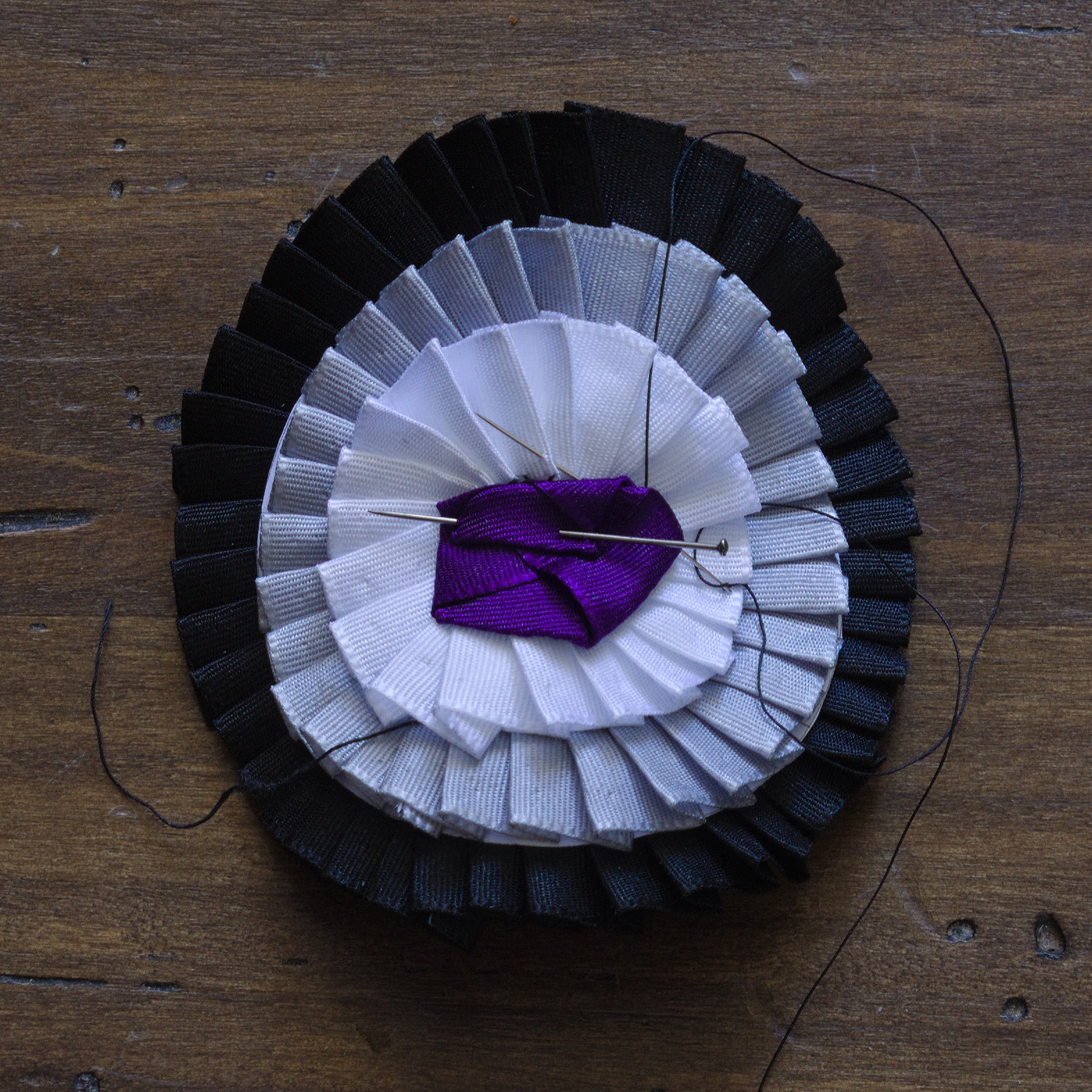 ../../../_images/0304-tacking_pentagonal_centrepiece.jpg