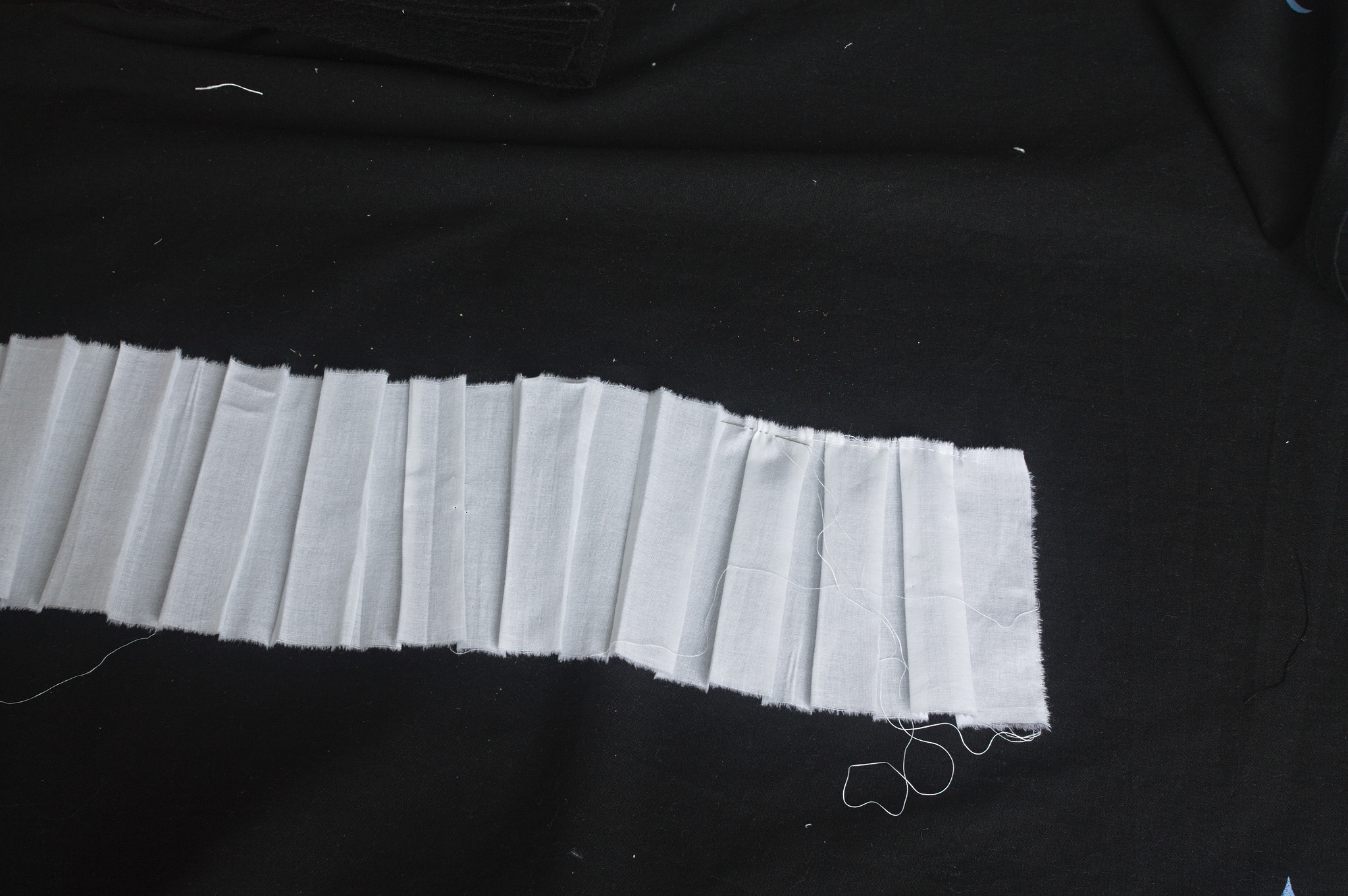 ../../../_images/0502-sewing_down_pleats.jpg