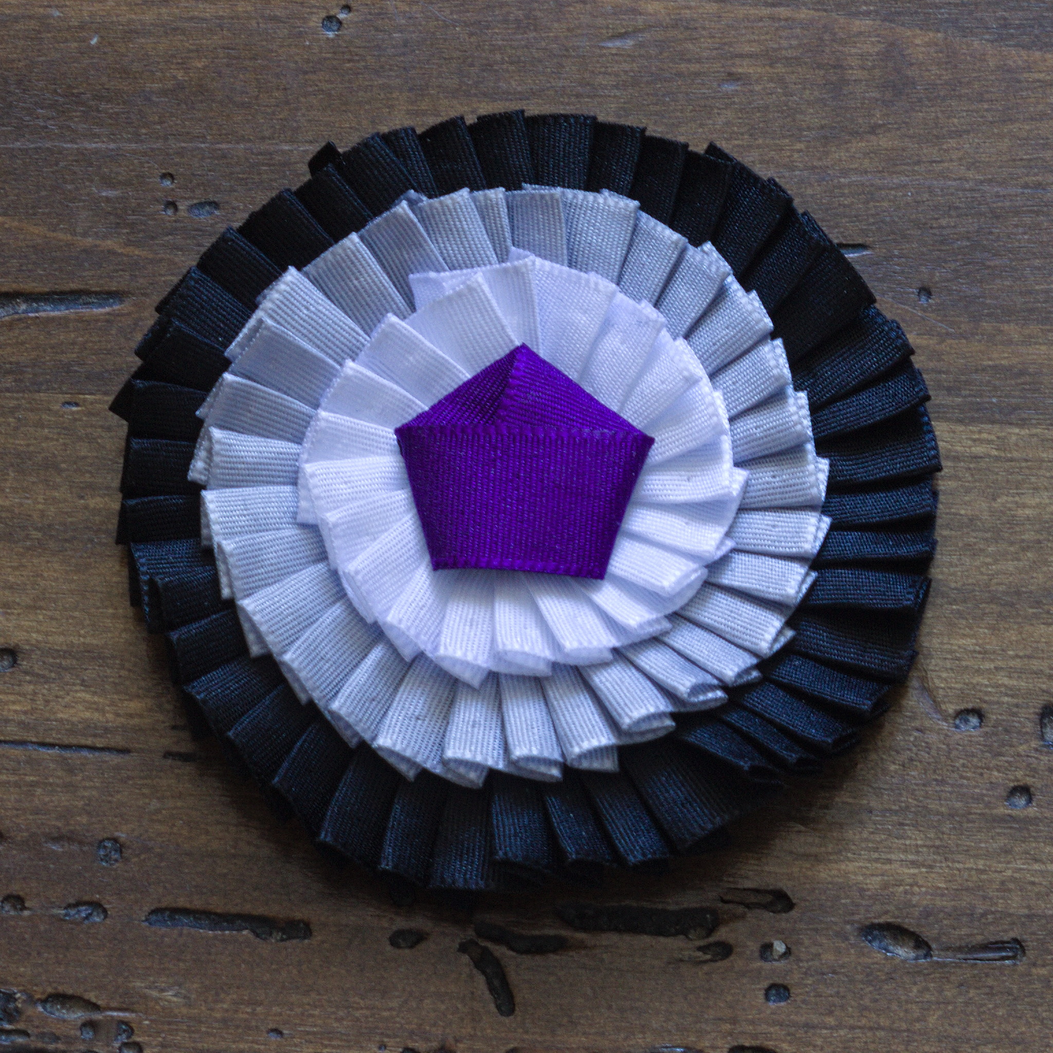 ../../../_images/cockade_with_pentagonal_centrepiece.jpg